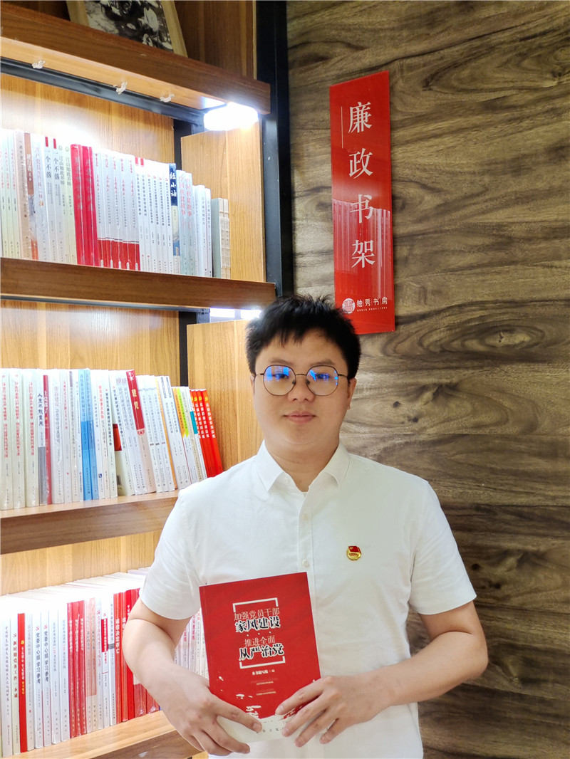 8.莫朝富——加強黨員干部家風(fēng)建設 推進(jìn)全面從嚴治黨.jpg