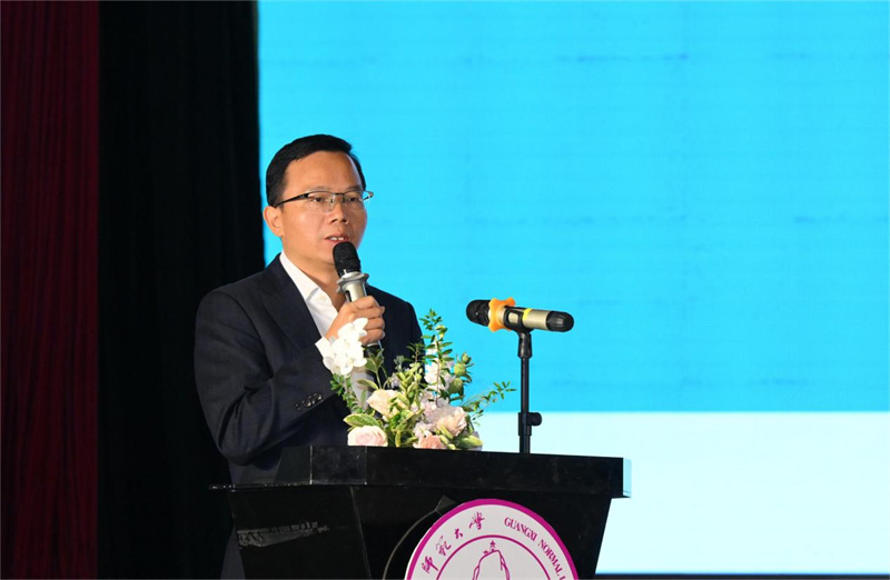 集團公司總編輯湯文輝主持論壇開(kāi)幕儀式暨“大學(xué)問(wèn)”品牌發(fā)布會(huì ).jpg