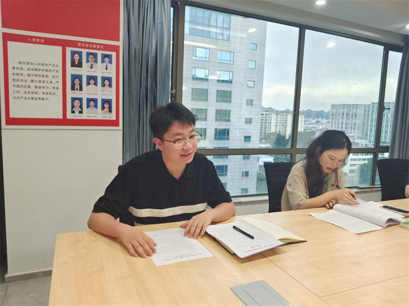 團委副書(shū)記熊文楷領(lǐng)學(xué)《中國共產(chǎn)黨第二十屆中央委員會(huì )第三次全體會(huì )議公報》.jpg