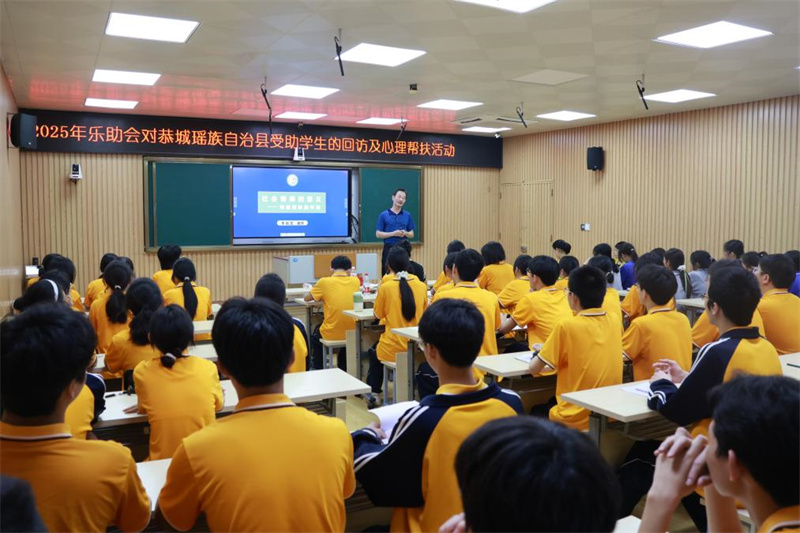 李錦文會(huì )長(cháng)在恭城中學(xué)做專(zhuān)題講座（劉志歡 攝）.jpg